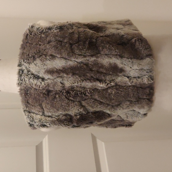 Cat & Jack Faux fur XS 4/5 gray vest - Picture 3 of 8